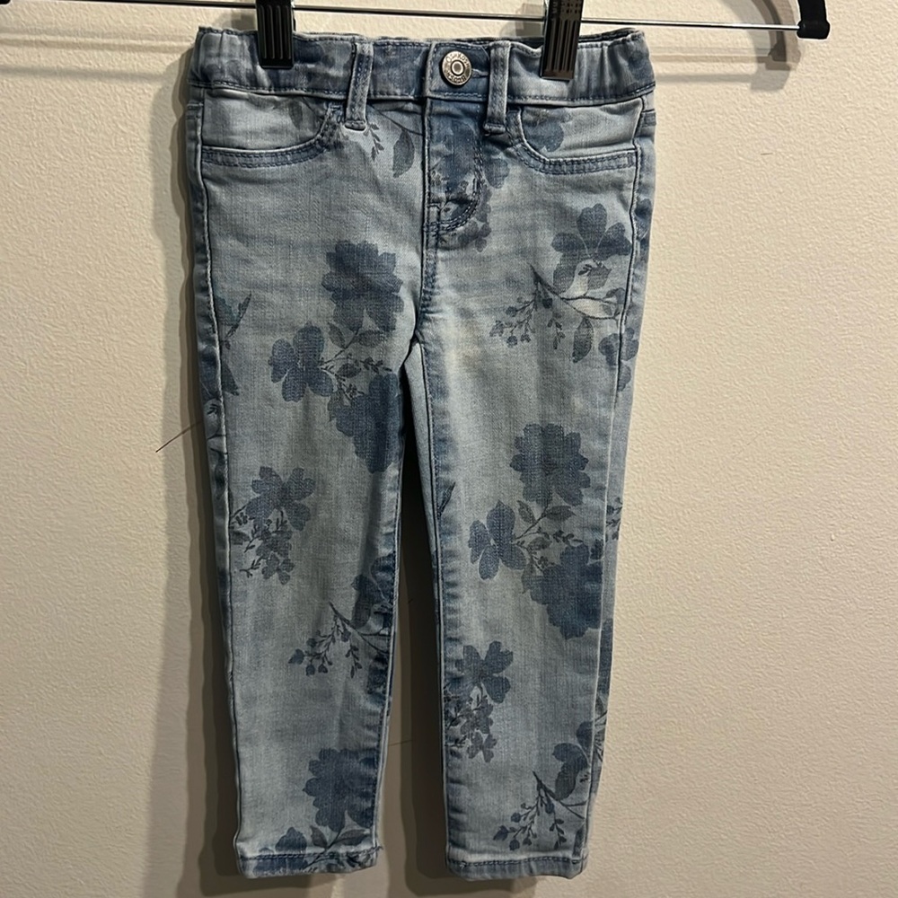 Toddler girls Oshkosh Bgosh flower print jeans. Worn. In great condition. Size 2